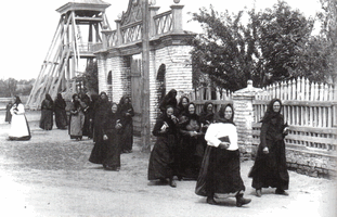 Выход женщин из церкви в селе Куккус. 1927. РГАКФД